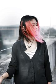 荐片相关推荐悬疑电影海报，暗色调，人物背影孤独感强